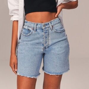 NWOT Abercrombie High Rise 7 Inch Dad Short